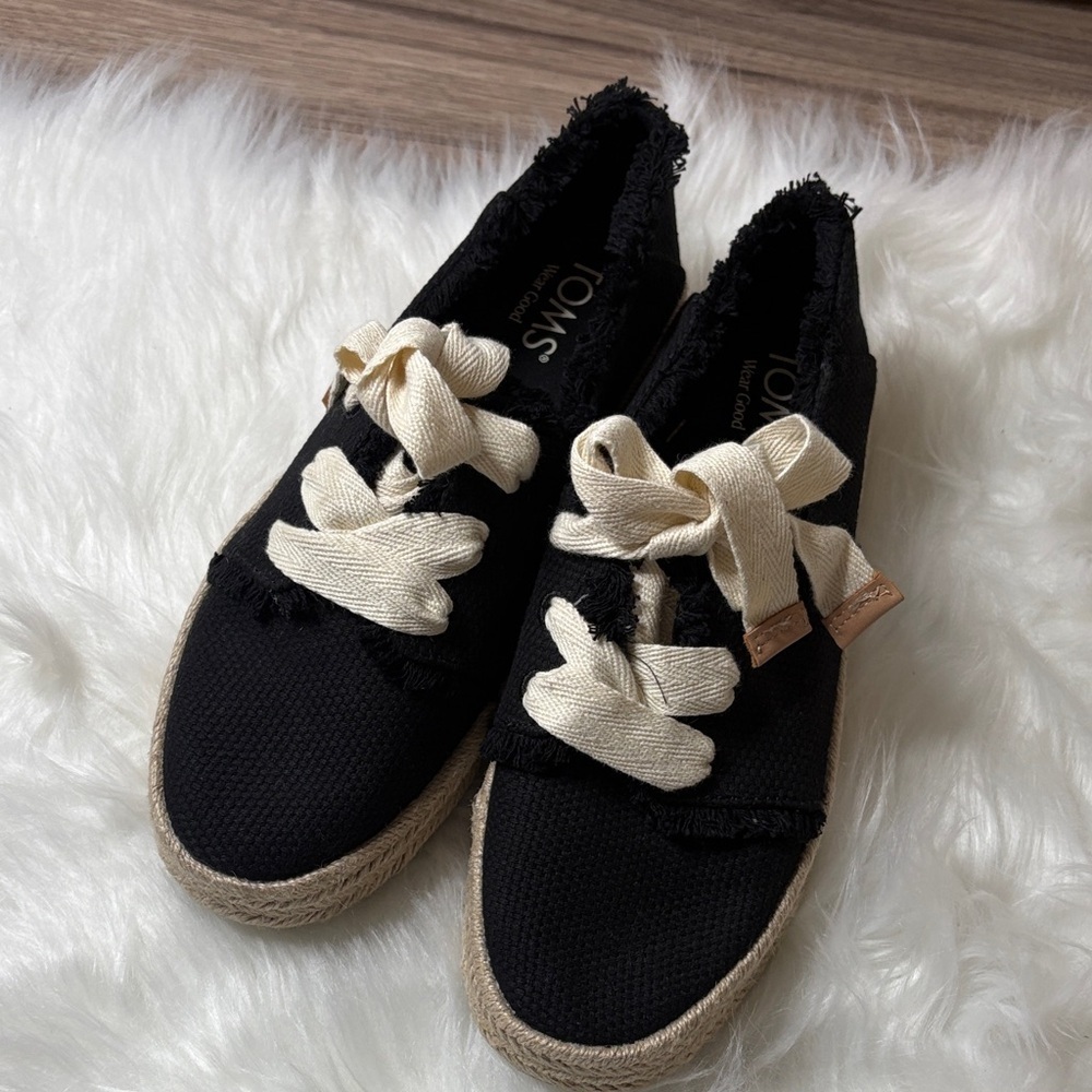 NWOT TOMS Black Carolina Lace-Up Espadrille